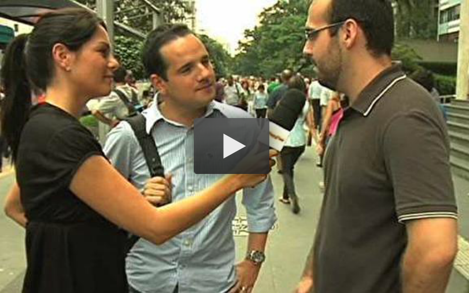 Vin Santucci offering relationship advice in the streets of São Paulo upon request of the GNT Channel (Globo Organizations).